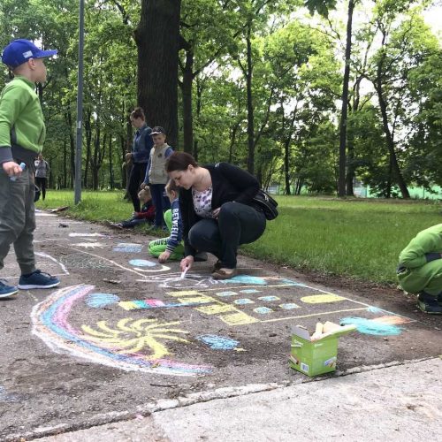 Vaikai Ąžuolyną išmargino tautiškais piešiniais  © Organizatorių nuotr.