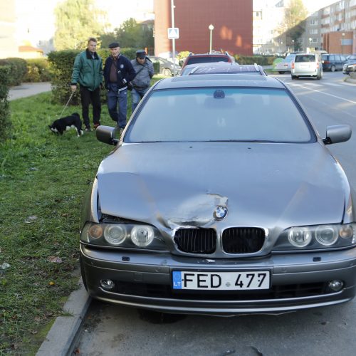 Masinė avarija Klaipėdos daugiabučio kieme  © Vytauto Petriko nuotr.