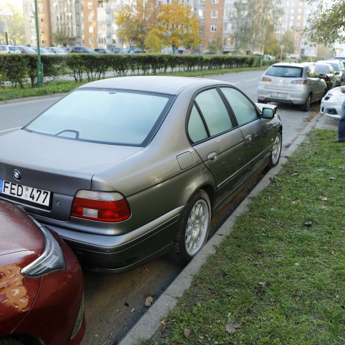 Masinė avarija Klaipėdos daugiabučio kieme  © Vytauto Petriko nuotr.