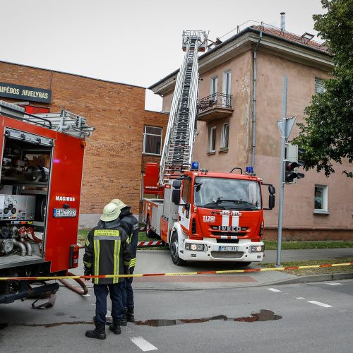 Uostamiesčio daugiabučiame name – dūmai iš po stogo  © Vytauto Petriko nuotr.