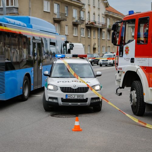 Uostamiesčio daugiabučiame name – dūmai iš po stogo  © Vytauto Petriko nuotr.