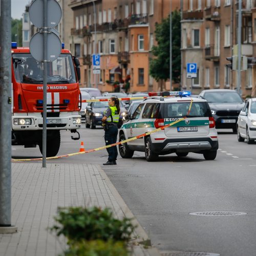 Uostamiesčio daugiabučiame name – dūmai iš po stogo  © Vytauto Petriko nuotr.