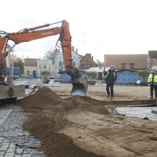 Teatro aikštėje ruošiamas ledas – kiek kainuos pačiuožinėti?  © Vytauto Liaudanskio nuotr.