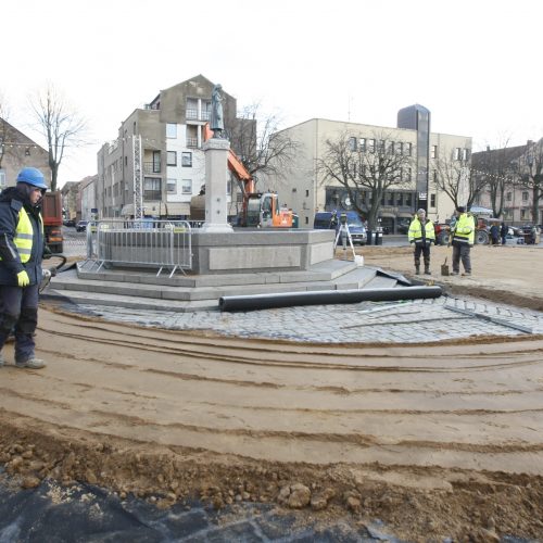 Teatro aikštėje ruošiamas ledas – kiek kainuos pačiuožinėti?  © Vytauto Liaudanskio nuotr.