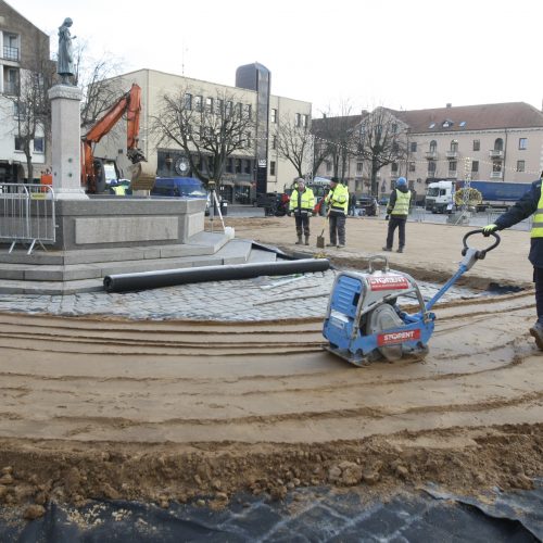 Teatro aikštėje ruošiamas ledas – kiek kainuos pačiuožinėti?  © Vytauto Liaudanskio nuotr.