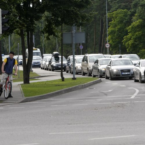 Keliuose į pliažus – automobilių spūstys  © Vytauto Liaudanskio nuotr.