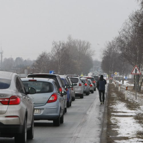 Automobilių eilės į Palangą  © Vytauto Liaudanskio nuotr.