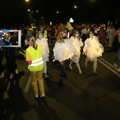 „Fluxus“ festivalį vainikavo kopimas į Parodos kalną  © Laimučio Brundzos nuotr.