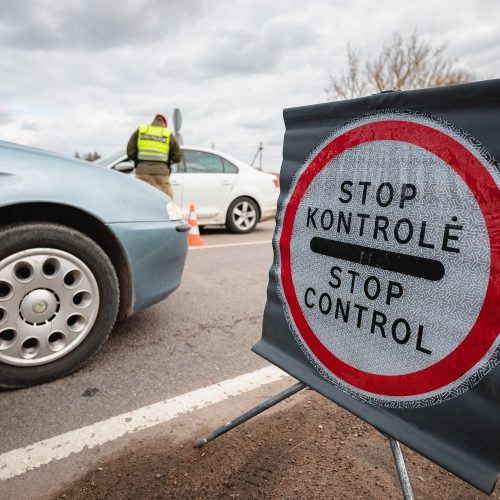 Šeštadienį prie Kauno judėjimą kontroliuoja pareigūnai  © Eitvydo Kinaičio nuotr.