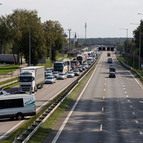 Žiauri avarija ties Vieviu: susidūrė du vilkikai, vienas jų užmušė kelininką