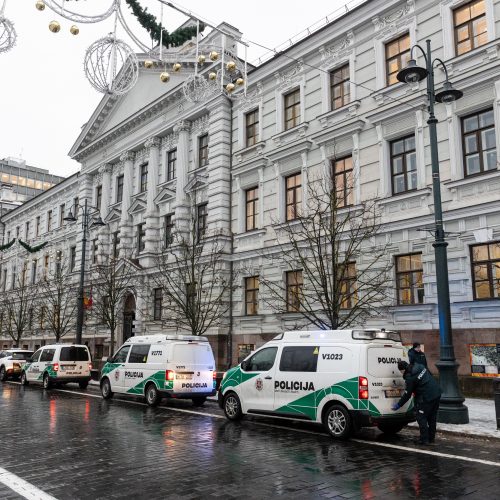 Vilniuje išdaužyti teismo durų stiklai  © P. Peleckio / BNS nuotr.