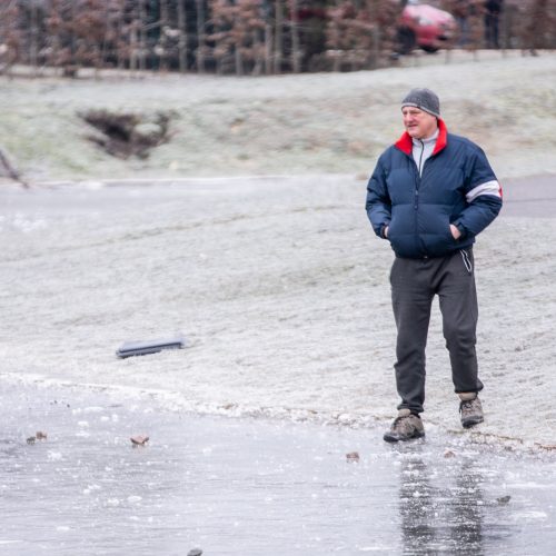 Garliavos parko upelyje aptiktas įšalusio nežinomo vyro kūnas  © Justinos Lasauskaitės nuotr.