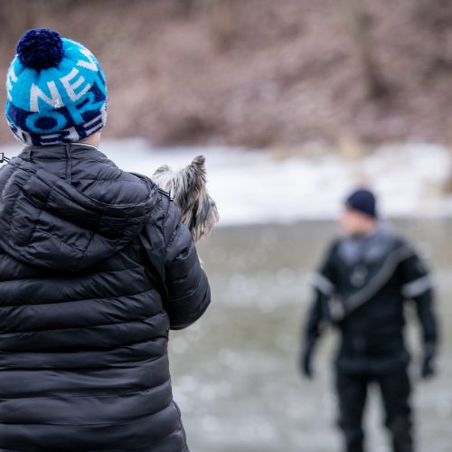 Garliavos parko upelyje aptiktas įšalusio nežinomo vyro kūnas  © Justinos Lasauskaitės nuotr.