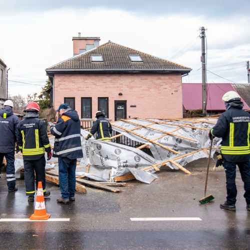 Stiprus vėjas Kaune apgadino namų stogus  © Justinos Lasauskaitės, Vilmanto Raupelio nuotr.