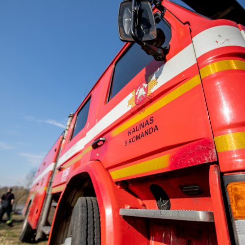 Kauno ugniagesiai aiškinasi didžiulę taršą Nemune  © Justinos Lasauskaitės nuotr.