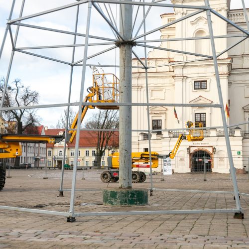 Rotušės aikštėje ryškėja kalėdinės Kauno eglės kontūrai  © Justinos Lasauskaitės nuotr.