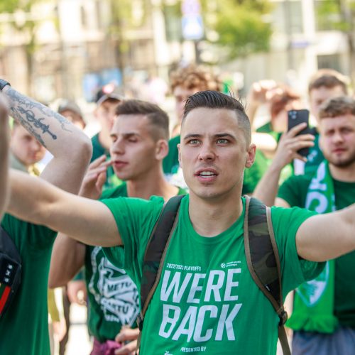 Krepšinio sirgaliai plūsta į areną  © Justinos Lasauskaitės nuotr.