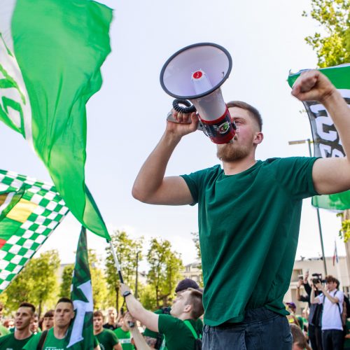 Krepšinio sirgaliai plūsta į areną  © Justinos Lasauskaitės nuotr.
