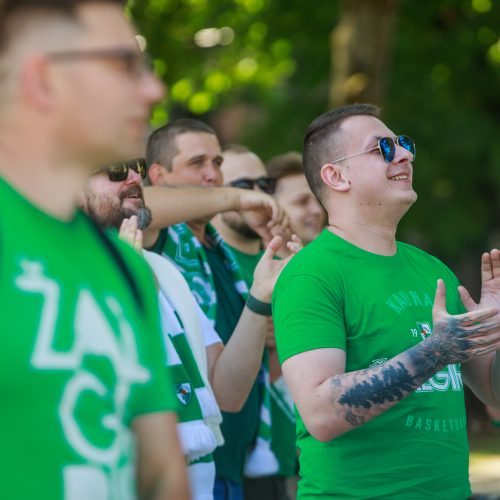 Krepšinio sirgaliai plūsta į areną  © Justinos Lasauskaitės nuotr.