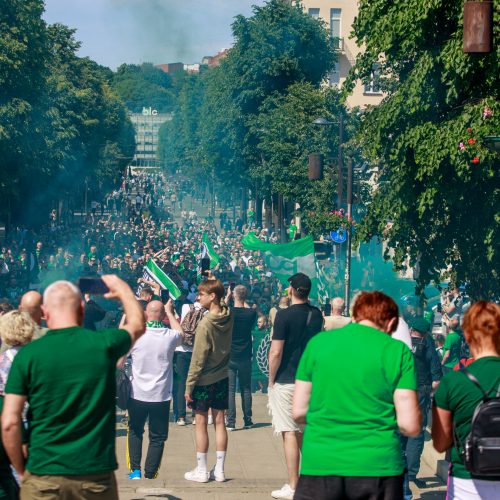 Krepšinio sirgaliai plūsta į areną  © Justinos Lasauskaitės nuotr.