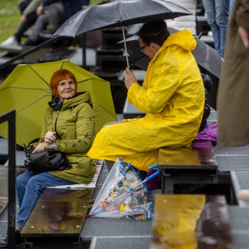 Akrobatai prie Kauno pilies  © Justinos Lasauskaitės nuotr.