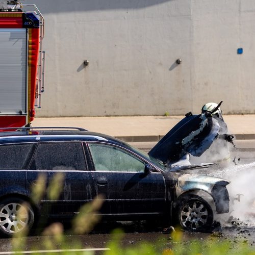 Vilniuje užsiliepsnojo „Audi“  © L. Balandžio / BNS nuotr.