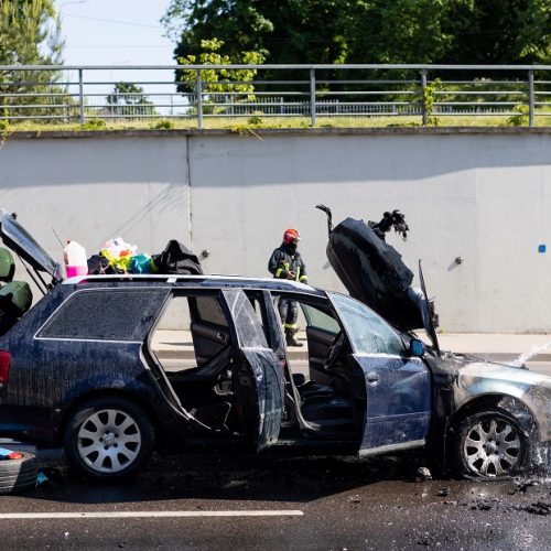 Vilniuje užsiliepsnojo „Audi“  © L. Balandžio / BNS nuotr.