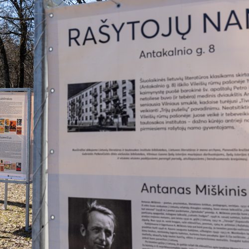  Stendai šalia Rašytojų namų Antakalnyje  © P.Peleckio nuotr.