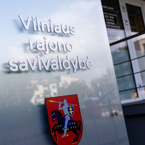  Prie Vilniaus rajono savivaldybės - piketas dėl mažinamų kompensacijų už privačius darželius.  © L. Balandžio / BNS nuotr.