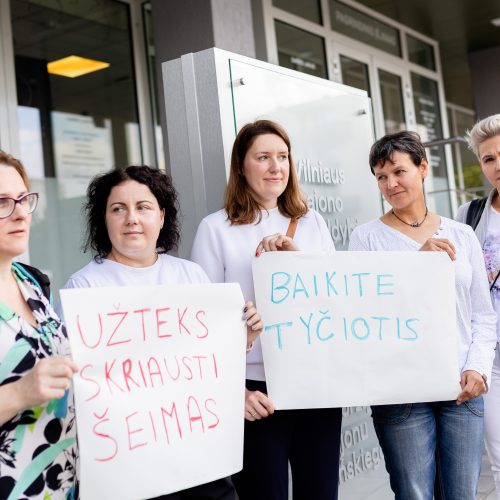  Prie Vilniaus rajono savivaldybės - piketas dėl mažinamų kompensacijų už privačius darželius.  © L. Balandžio / BNS nuotr.