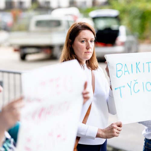  Prie Vilniaus rajono savivaldybės - piketas dėl mažinamų kompensacijų už privačius darželius.  © L. Balandžio / BNS nuotr.