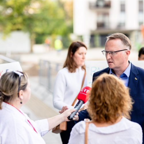  Prie Vilniaus rajono savivaldybės - piketas dėl mažinamų kompensacijų už privačius darželius.  © L. Balandžio / BNS nuotr.