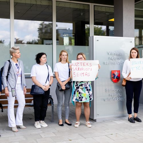  Prie Vilniaus rajono savivaldybės - piketas dėl mažinamų kompensacijų už privačius darželius.  © L. Balandžio / BNS nuotr.
