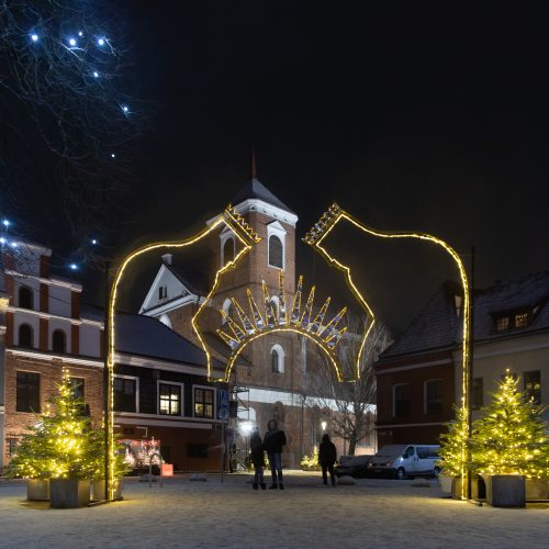 Rotušės aikštėje – paskutiniai darbai prieš Kalėdų eglės įžiebimą  © Regimanto Zakšensko nuotr.