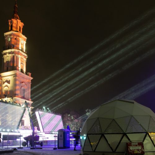 Rotušės aikštėje – paskutiniai darbai prieš Kalėdų eglės įžiebimą  © Regimanto Zakšensko nuotr.