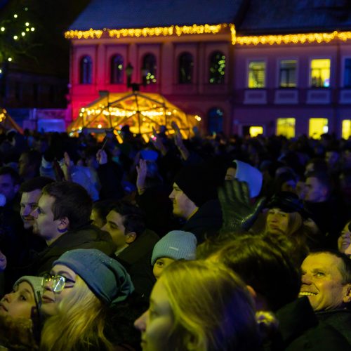 Žingsnis link Kalėdų: įžiebta žvaigždėmis puošta Kauno eglutė!   © Regimanto Zakšensko, Justinos Lasauskaitės, Kauno miesto savivaldybės nuotr.