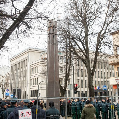 Oficialiai atidengtas policijai skirtas obeliskas  © Regimanto Zakšensko nuotr.