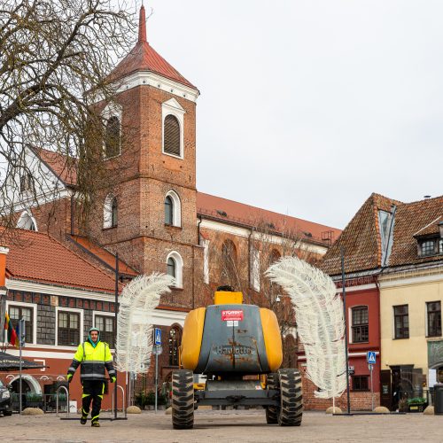 Pasirengimas Kalėdoms Rotušės aikštėje įgauna pagreitį  © Regimanto Zakšensko nuotr.