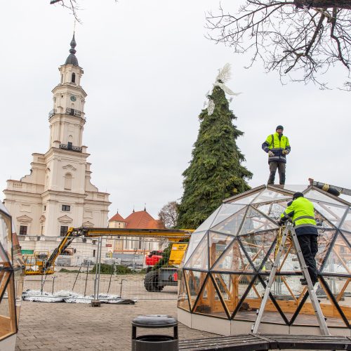 Pasirengimas Kalėdoms Rotušės aikštėje įgauna pagreitį  © Regimanto Zakšensko nuotr.