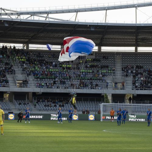 Kauno S. Dariaus ir S. Girėno stadione įvyko Lietuvos ir FIFA futbolo legendų rungtynės  © Simono Baltušio nuotr.