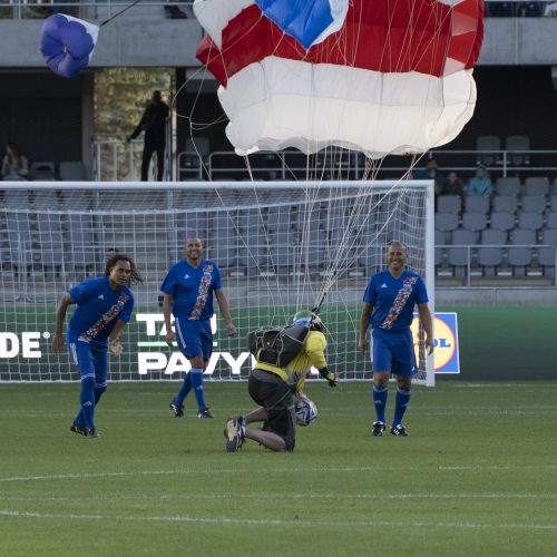 Kauno S. Dariaus ir S. Girėno stadione įvyko Lietuvos ir FIFA futbolo legendų rungtynės  © Simono Baltušio nuotr.