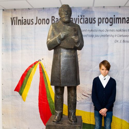 J. Basanavičiaus skulptūra padovanota progimnazijai  © Irmanto Gelūno / Fotobanko nuotr.