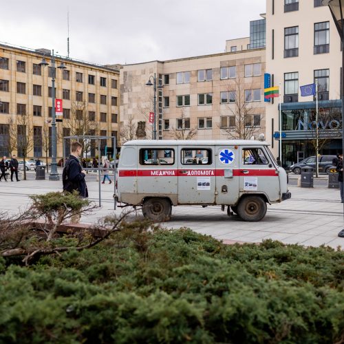 Sušaudytas greitosios pagalbos automobilis iš Ukrainos  © L. Balandžio / BNS nuotr.