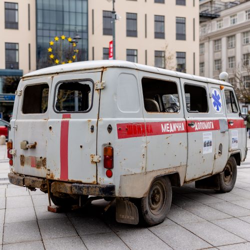 Sušaudytas greitosios pagalbos automobilis iš Ukrainos  © L. Balandžio / BNS nuotr.