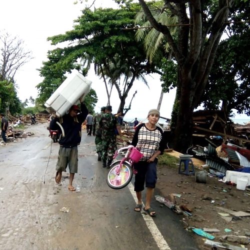Indonezijai smogė cunamis  © Scanpix nuotr.