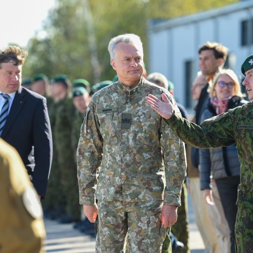 Prezidentas lanko Rukloje dislokuotus karius  © R. Dačkaus / Prezidentūros, G. Markovičienės / ELTOS nuotr.