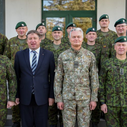 Prezidentas lanko Rukloje dislokuotus karius  © R. Dačkaus / Prezidentūros, G. Markovičienės / ELTOS nuotr.