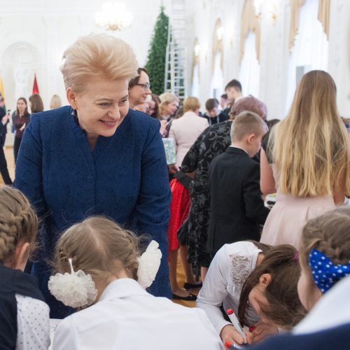 Prezidentė su vaikais puošė eglę  © R. Dačkaus / Prezidentūros nuotr.