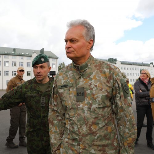 Prezidentas lanko Rukloje dislokuotus karius  © R. Dačkaus / Prezidentūros, G. Markovičienės / ELTOS nuotr.