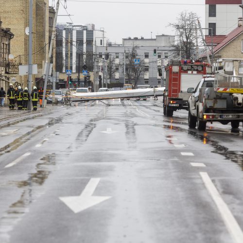 Sostinės Kauno gatvėje nukrito kranas  © I. Gelūno / BNS nuotr.